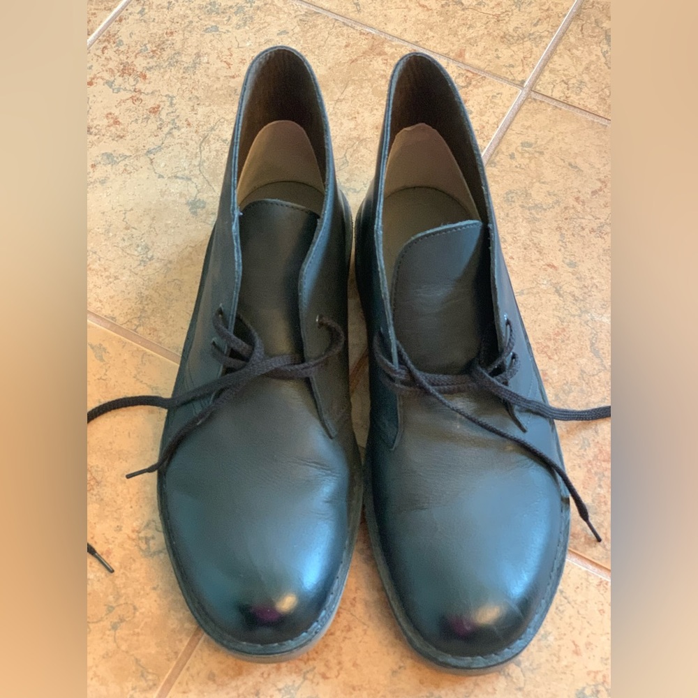 Like new mens Clark’s chukka leather boots